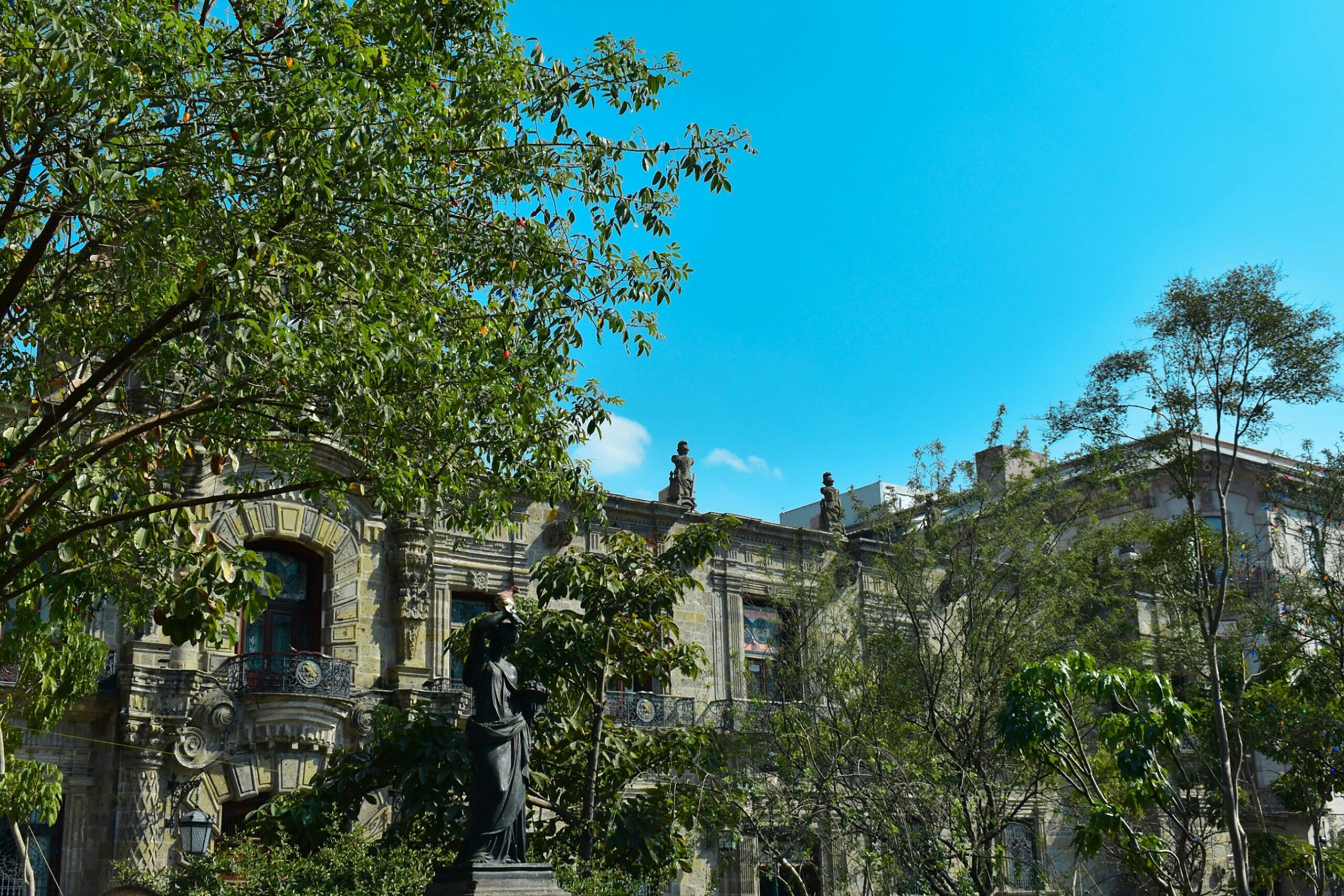 Fachada clásica con balcón y estatua entre árboles centro de ensenanza y adiestramiento canino la campina s l en cabanillas del campo guadalajara 1 scaled.