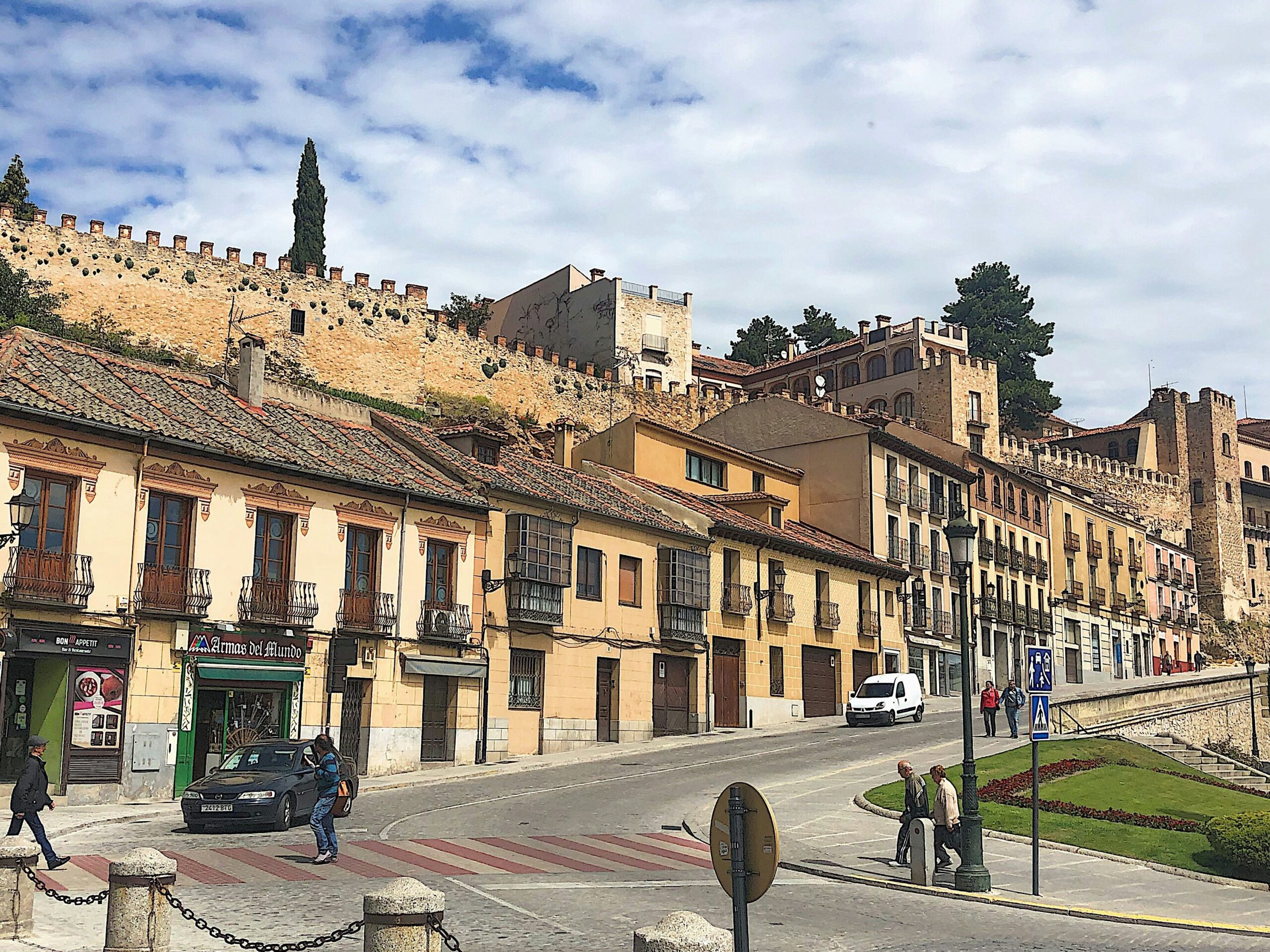 Calles empedradas, fachadas tradicionales y muralla en la ladera en rionevado en brieva segovia 1 scaled.
